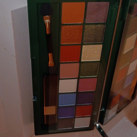 Avon FMG Eyeshadow Contour Highlighter Collection with mirror and brushes - Picture 3 of 11